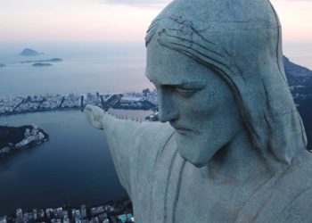 Cristo Redentor: Monumento iluminado na cor laranja
