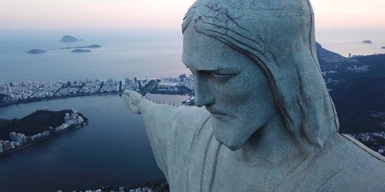 Cristo Redentor: Monumento iluminado na cor laranja