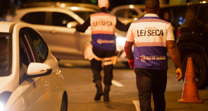 Agentes da Lei seca prende três milicianos no RJ
