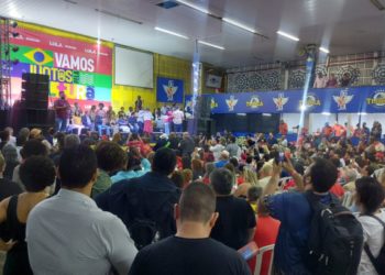 Lula com sambistas: Ex-presidente na quadra das Unidos da Tijuca