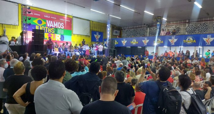 Lula com sambistas: Ex-presidente na quadra das Unidos da Tijuca