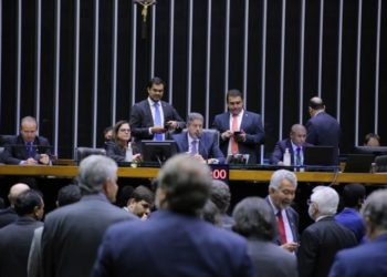 PEC da Emergência: entenda a medida que cria o vale caminhoneiros, vale para taxistas e reajusta o valor do Auxílio Brasil