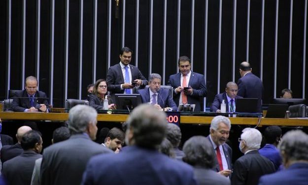 PEC da Emergência: entenda a medida que cria o vale caminhoneiros, vale para taxistas e reajusta o valor do Auxílio Brasil