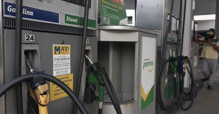 Preço dos combustíveis no Brasil: economista Aurélio Valporto explica que a Petrobras tem margem para baixar ainda mais os preços.