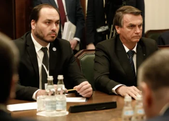 Bolsonaro com medo de prisão, diz Folha de São Paulo