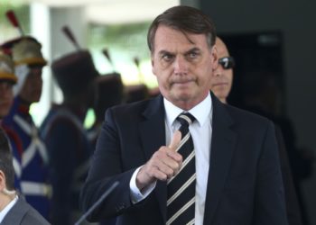 Bolsonaro em Londres: Presidente diz que se vitória no primeiro turno, tem algo anormal no TSE