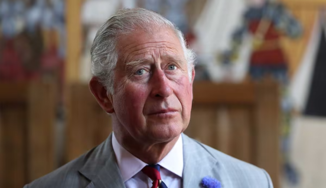 Charles III: Coroação no Reino Unido e debate sobre legado trágico da monarquia nas ex-colônias