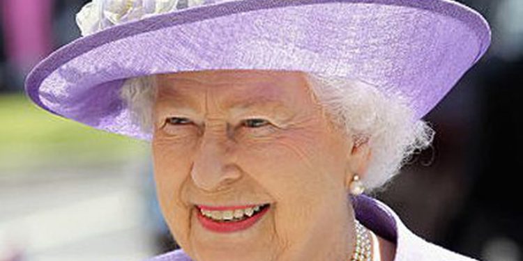 Rainha Elizabeth: Monarca está sob supervisão médica