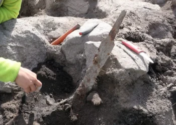 Espadas da Era Vinking: material encontrado por arqueólogos na Suécia