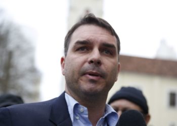 Flávio Bolsonaro reconhece derrota de Bolsonaro