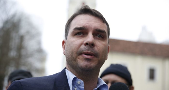 Flávio Bolsonaro reconhece derrota de Bolsonaro