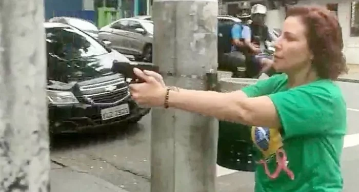 Carla Zambelli: passado da deputada na Espanha e constrangimento para Bolsonaro