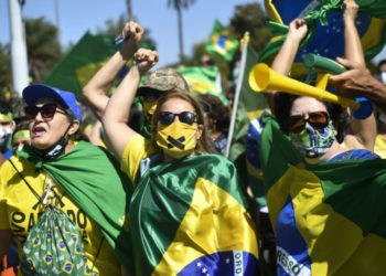 Bolsonaristas sonham com intervenção militar bloqueando rodovias e promovendo desordens.