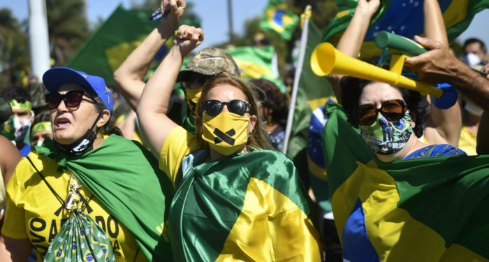 Bolsonaristas sonham com intervenção militar bloqueando rodovias e promovendo desordens.