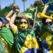 Bolsonaristas sonham com intervenção militar bloqueando rodovias e promovendo desordens.