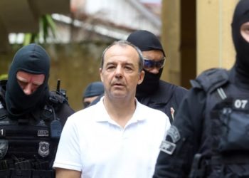 Sérgio Cabral é condenado a pagar R$ 1 milhão por regalias recebidas enquanto esteve preso no Rio. Outros seis agentes também foram condenados.