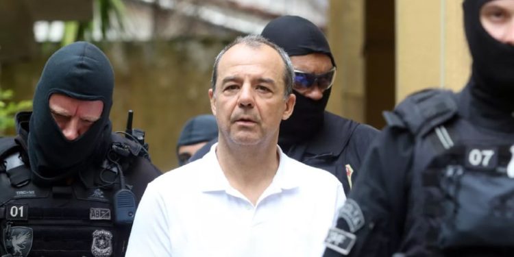 Sérgio Cabral é condenado a pagar R$ 1 milhão por regalias recebidas enquanto esteve preso no Rio. Outros seis agentes também foram condenados.