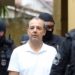 Sérgio Cabral é condenado a pagar R$ 1 milhão por regalias recebidas enquanto esteve preso no Rio. Outros seis agentes também foram condenados.