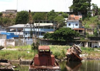 Cemitério de navios na Baía da Guanabara: riscos de danos ambientais e sociais.