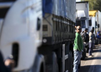 Governo aumenta multas e evita paralisação no transporte de cargas.