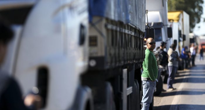 Governo aumenta multas e evita paralisação no transporte de cargas.