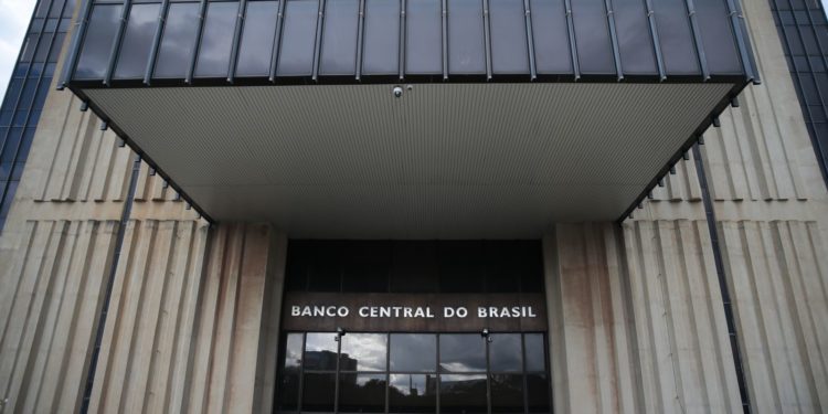 Taxa de juros Selic: entenda como o Banco Centra emperra o crescimento econômico.