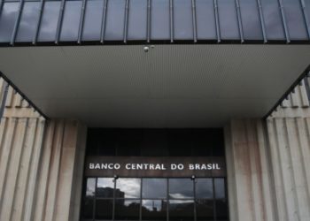 Taxa de juros Selic: entenda como o Banco Centra emperra o crescimento econômico.