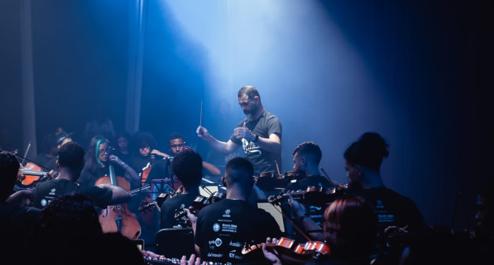 Orquestra Maré do Amanhã: apresentação de natal e a história da OMA, orquestra da favela da Maré no RJ.