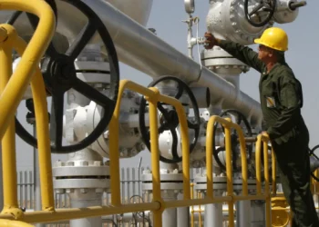 Opep+: cartel decide manter cortes na produção de petróleo.