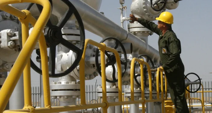 Opep+: cartel decide manter cortes na produção de petróleo.