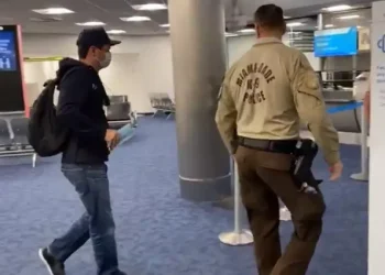 Prisão do ex-ministro Anderson Torres: desembarque no aeroporto e levado pela Polícia Federal.