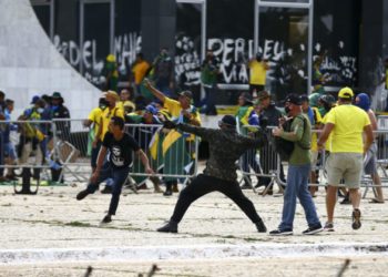 Atos terroristas em Brasília: Bolsonaristas invadem sede das instituições contra resultado das eleições.