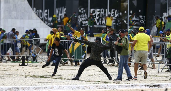 Atos terroristas em Brasília: Bolsonaristas invadem sede das instituições contra resultado das eleições.