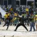 Atos terroristas em Brasília: Bolsonaristas invadem sede das instituições contra resultado das eleições.