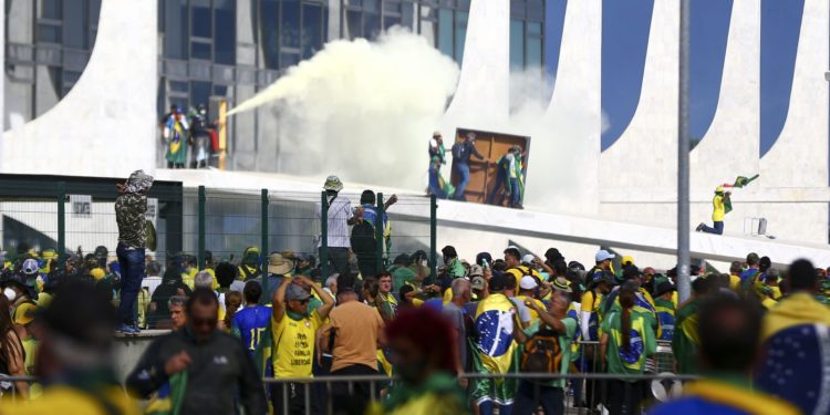 Invasão de prédios em Brasília: veja o que vai acontecer com servidores que participaram.