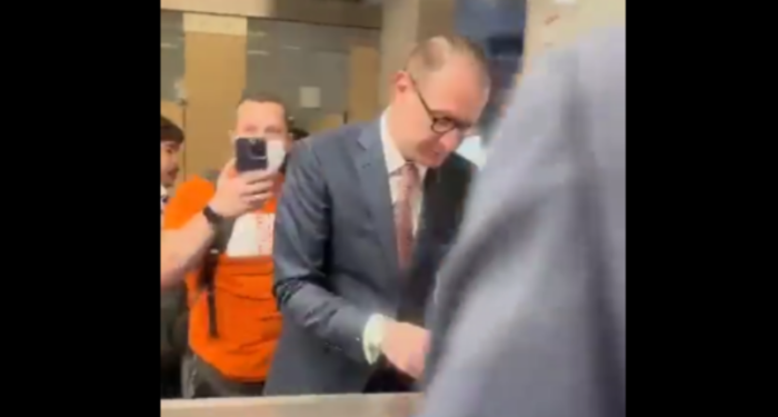 Cristiano Zanin: Advogado de Lula vítima de assédio e ameaças em Aeroporto de Brasília.
