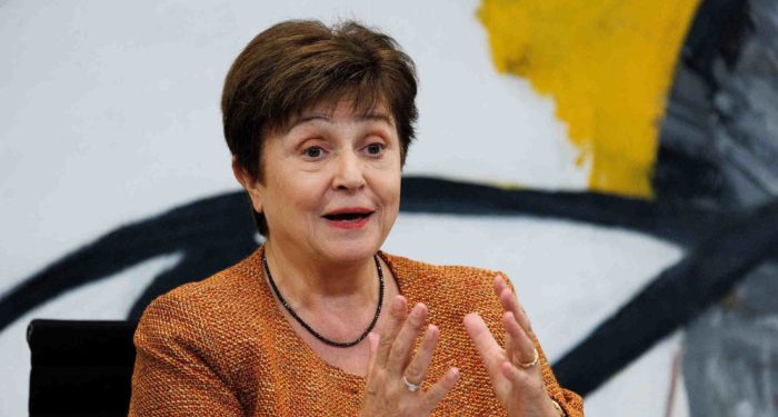 FMI alerta sobre crise global: diretora executiva diz que o mundo caminha para uma recessão.