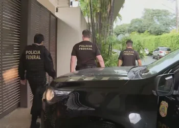 Polícia Federal na casa de Ibaneis Rocha: entenda a investigação que envolve o governador do DF em atos antidemocráticos.