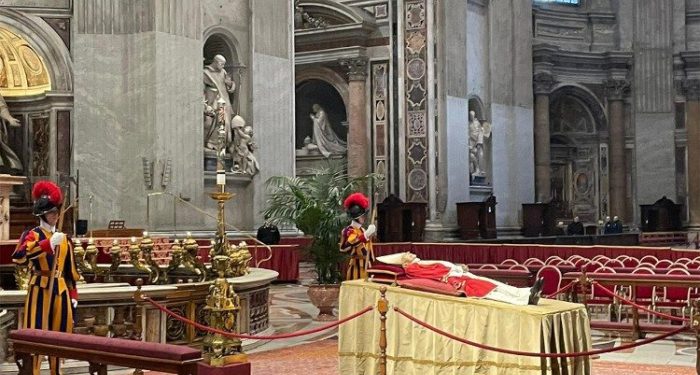 Velório do Papa emérito Bento XVI: pontífice morreu aos 95 anos.