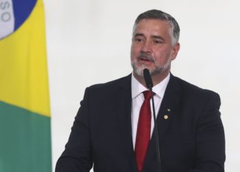 Paulo Pimenta assume comando da Secom, anunciando combate às fake news.