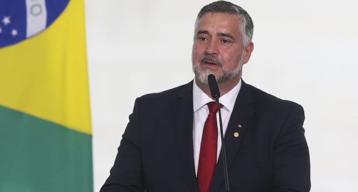 Paulo Pimenta assume comando da Secom, anunciando combate às fake news.