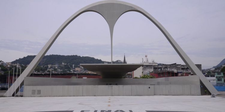 Carnaval do Rio: Corpo de Bombeiros interdita ensaios técnicos na Marquês de Sapucaí.