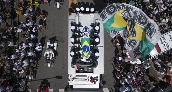 Velório e sepultamento de Pelé: cerca de 250 mil pessoas na cerimônia.