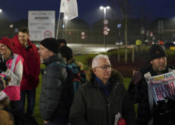 Greve na Amazon: trabalhadores da empresa no Reino Unido denunciam baixos salários e condições de trabalho.