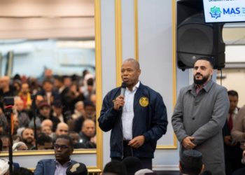 Imigração em Nova Iorque: Prefeito pede medidas contra a entrada de imigrantes na cidade.