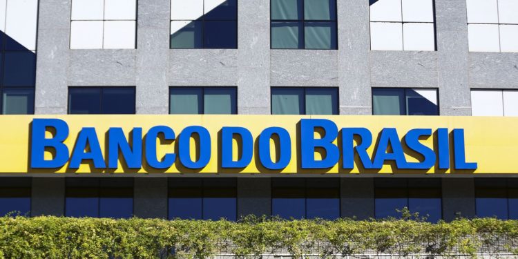 Banco do Brasil: pagamento de tributos com criptomoedas.