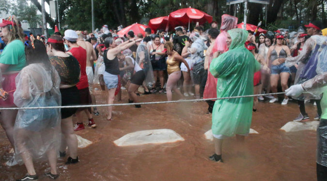 Sábado de carnaval com chuva em SP: Cidade entra em estado de Alerta.
