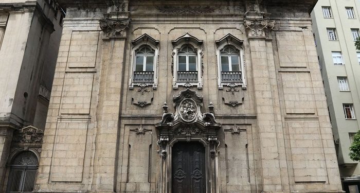 Igreja Nossa Senhora do Carmo: patrimônio histórico enfrenta riscos de incêndio.