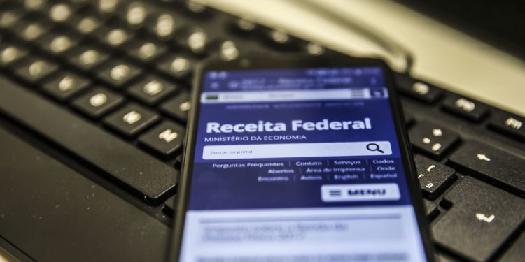 Informa para declaração de imposto de renda: prazo final para empresas enviar documento aos funcionários