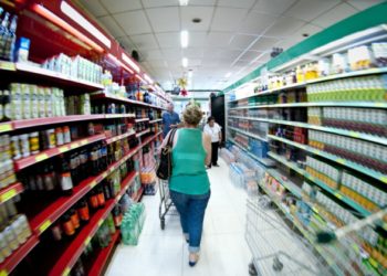 Inflação de alimentos: Nestlé anuncia que 2023 continuará sendo de reajustes.